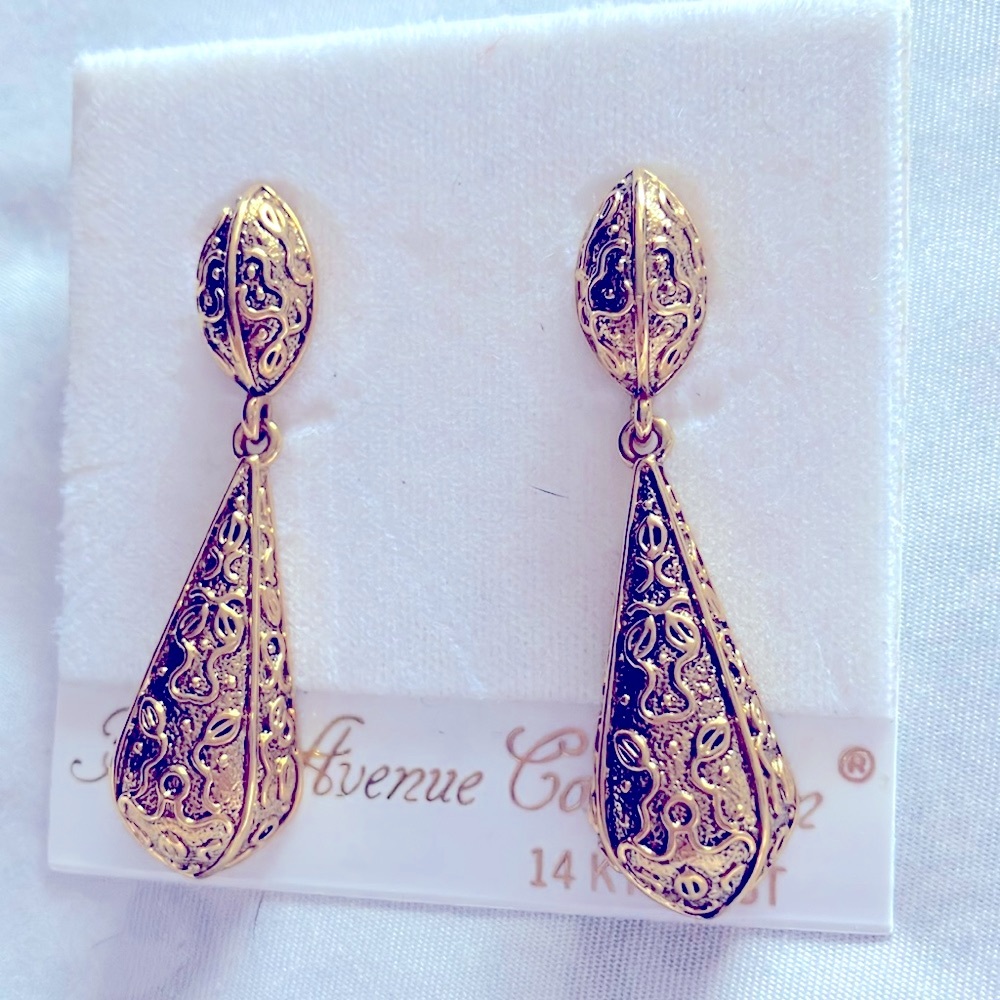 Drop earrings in gold with handcrafted design detailing